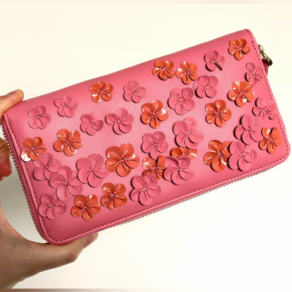 Valentino Garavani Floral Appliqué Wallet - Picture 2 of 16